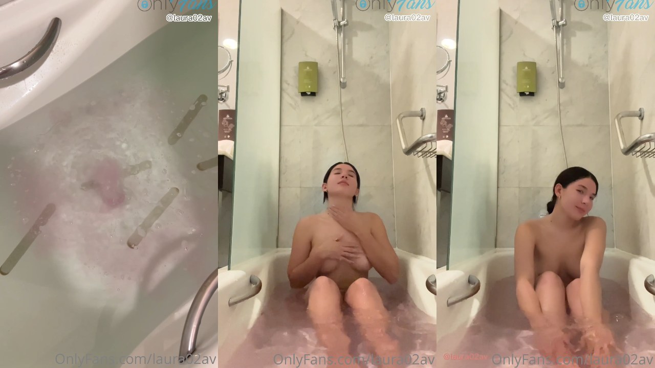 Laura Amaya tocandose en la bañera