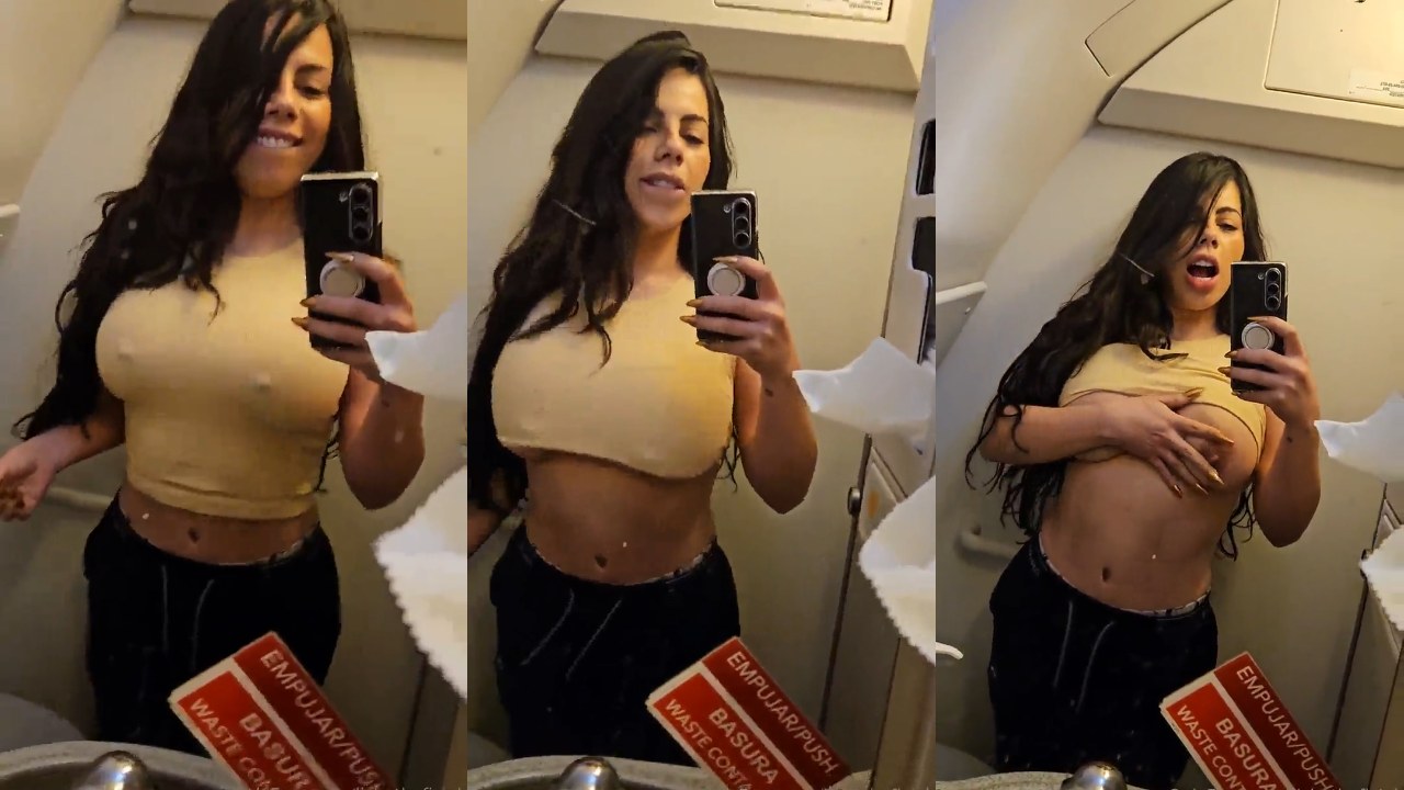 Lizbeth Rodríguez mostrando las tetas en el baño del avion