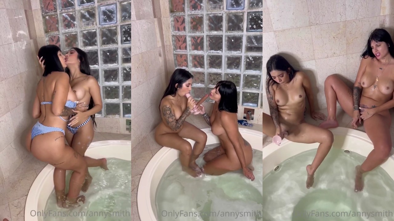 Paola Vega y Annysmith cachondas masturbándose en el baño