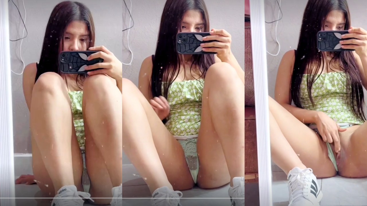 Sio_gpe abriendose la vagina