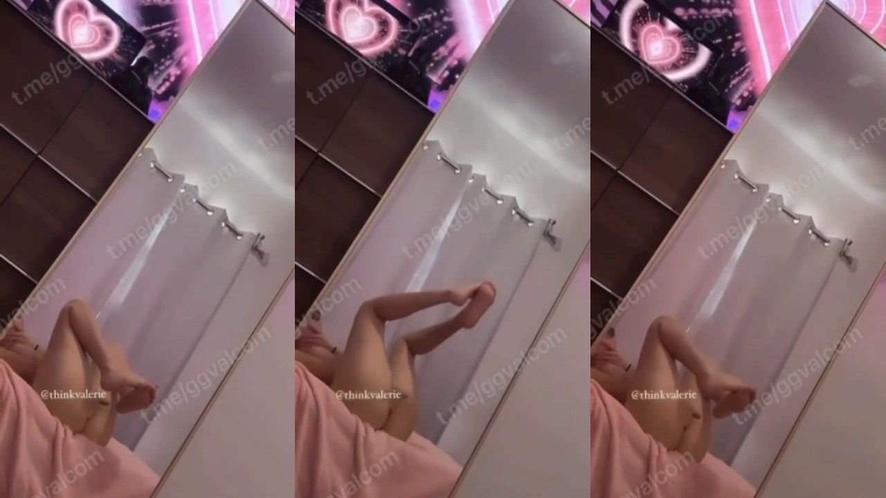 Ggval Masturbándose frente al espejo