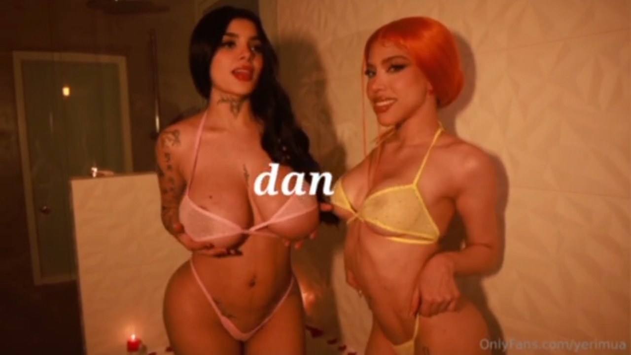 Yeri Mua y Karely Ruiz tocandose